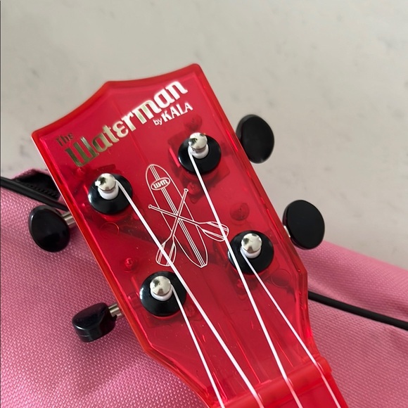 Ukulele with carry backpack case - Picture 3 of 4